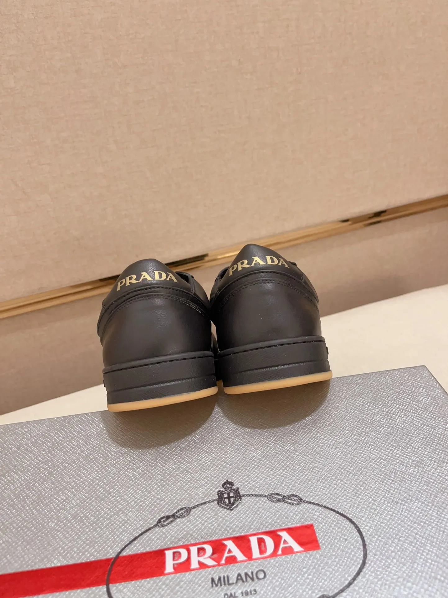 Factory price 540💰 ✔️✔️✔️High version High-quality new PRADA counters are available simultaneously, new men's shoes, 😘Material: Made of patent cowhide with breathable mesh. Inside: cowhide with breathable mesh 👍🏿 high-end ☄️ open-molded non-slip rubber outsole, exquisite lines, simple and elegant, comfortable and high-end for leisure travel. Code number: 38 to 44 (45 can be customized and 46 cannot be returned or exchanged)
